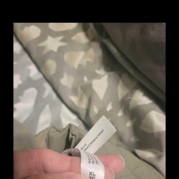 *SOLD* Women's Mid Rise Ruched Woven Active Capri Pants - Picture 3 of 3